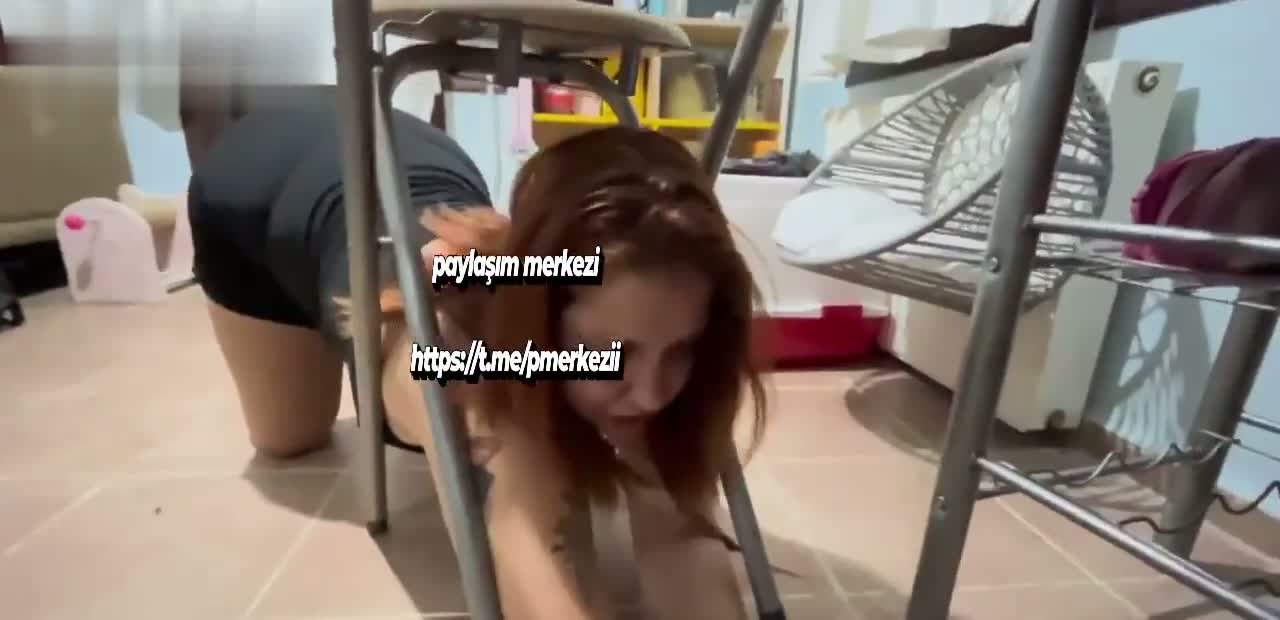 Egem Virtanem kelebek dövmeli kızla